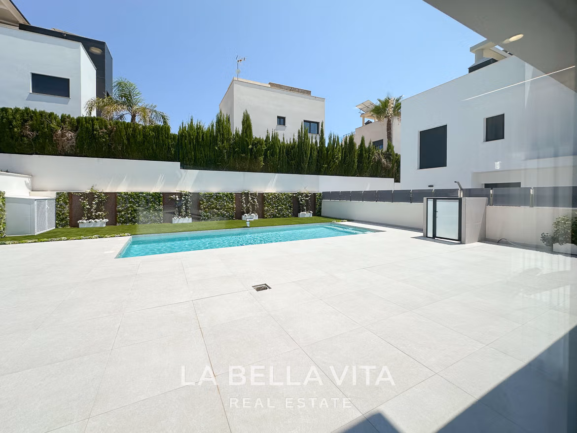 Beeindruckende Neubauvilla mit 4 Schlafzimmern und privatem Pool zum Verkauf, 250 m vom Strand in Campoamor