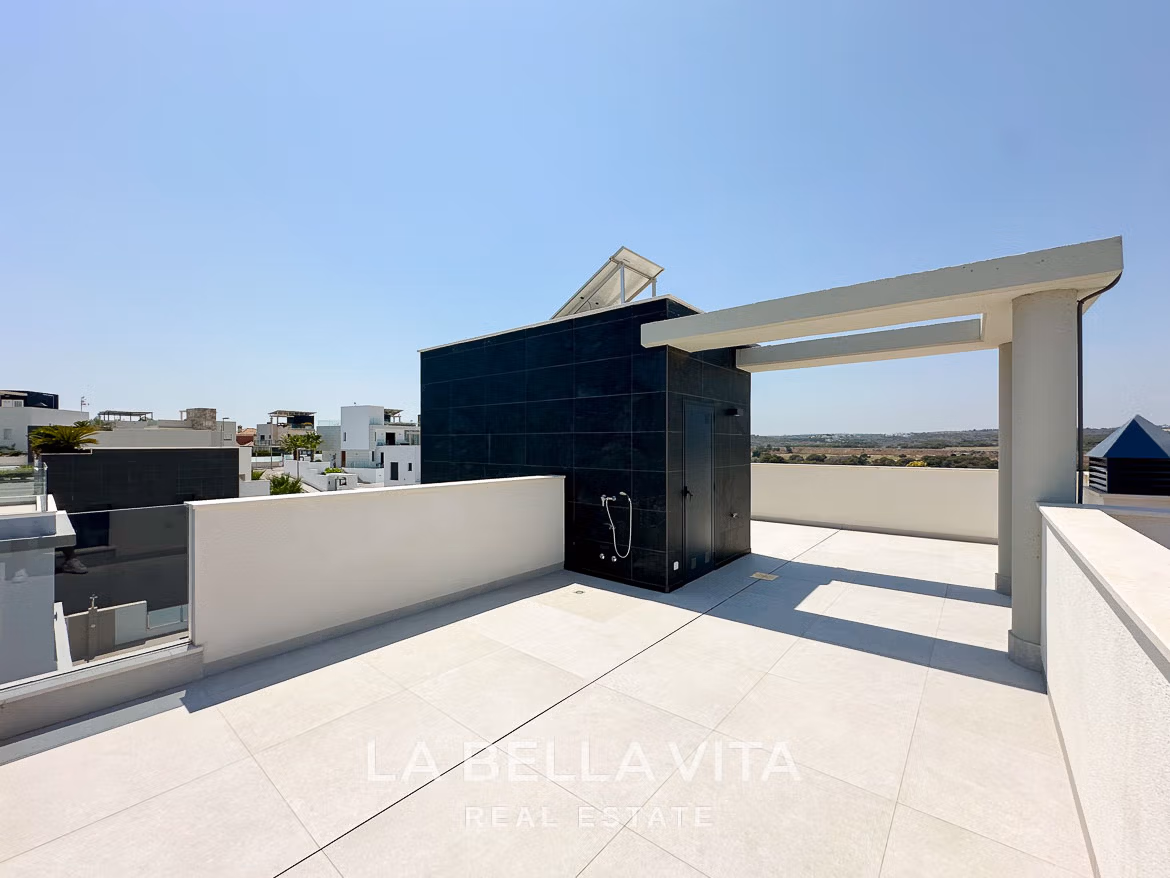 Beeindruckende Neubauvilla mit 4 Schlafzimmern und privatem Pool zum Verkauf, 250 m vom Strand in Campoamor