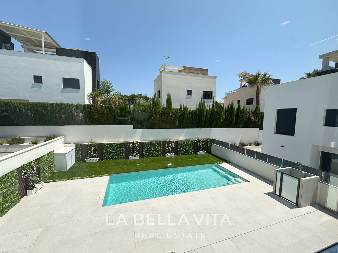 Luxury Villa with private pool by the beach for sale in Campoamor, Orihuela Costa – 5 Impressive 4 Bedroom New Build Villa with Private Pool for Sale 250m from the Beach in Campoamor