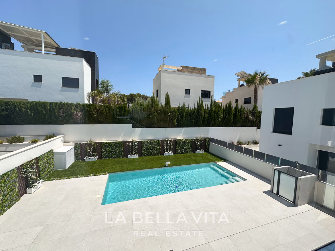 Beeindruckende Neubauvilla mit 4 Schlafzimmern und privatem Pool zum Verkauf, 250 m vom Strand in Campoamor
