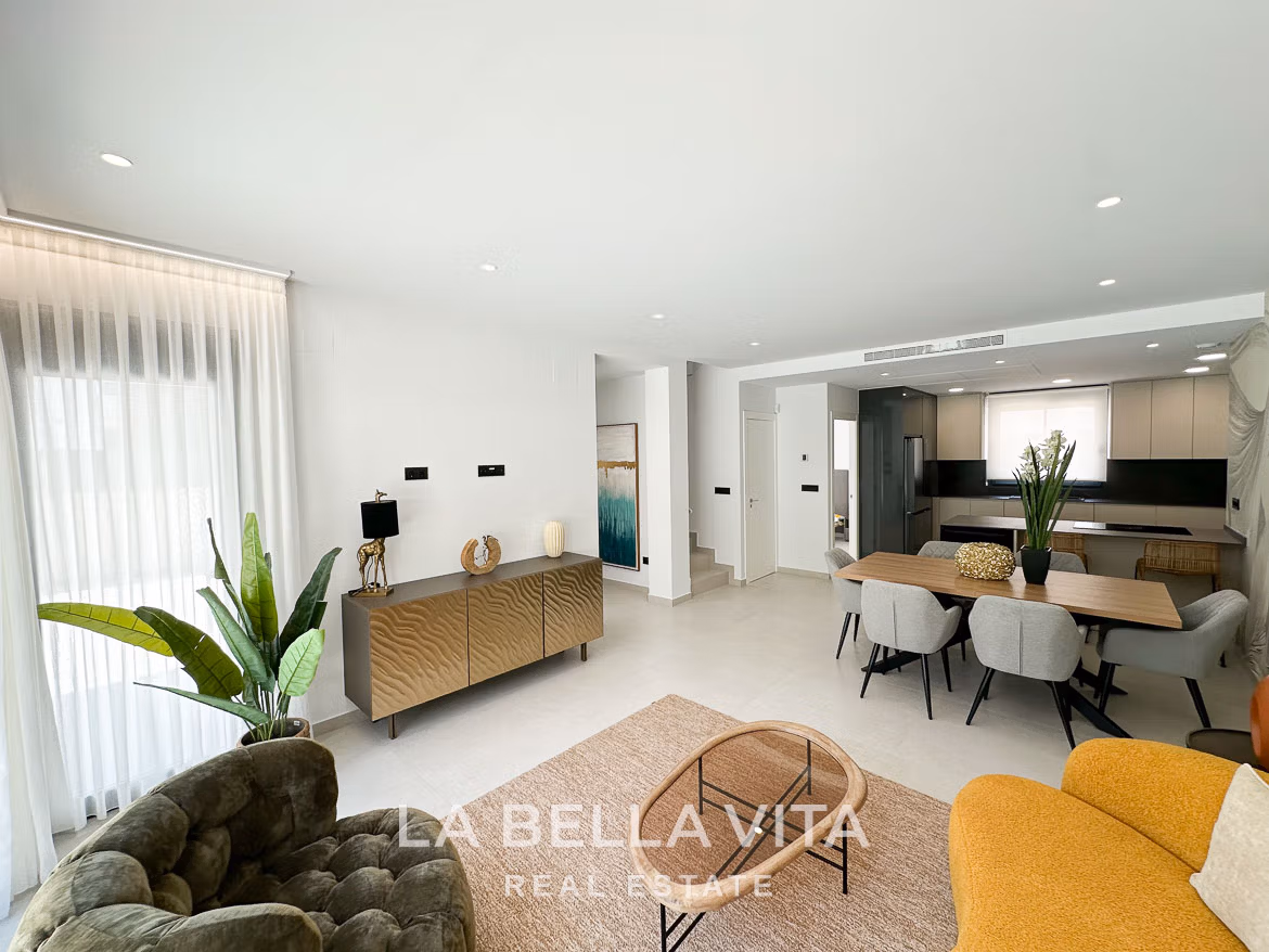 Beeindruckende Neubauvilla mit 4 Schlafzimmern und privatem Pool zum Verkauf, 250 m vom Strand in Campoamor