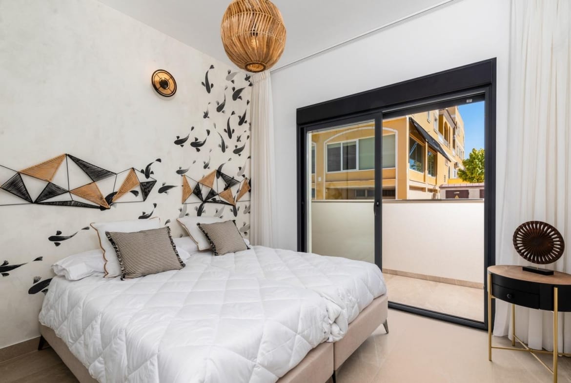 Bright bedroom with balcony in a new build 2 bedroom ground floor apartment in Benijofar