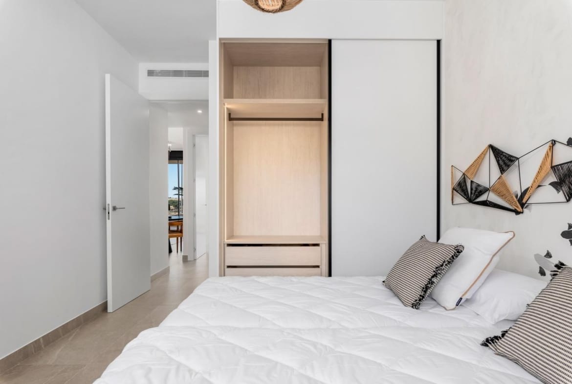 Bright bedroom with built-in wardrobe in a new 4-bedroom ground floor apartment for sale in Benijofar.