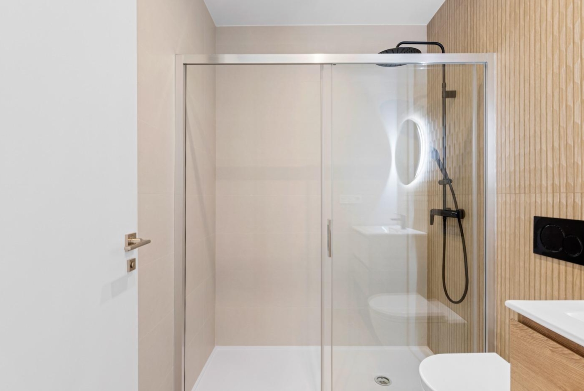 Modern shower area and bathroom in a 4 bedroom ground floor apartment for sale in Benijofar new build.