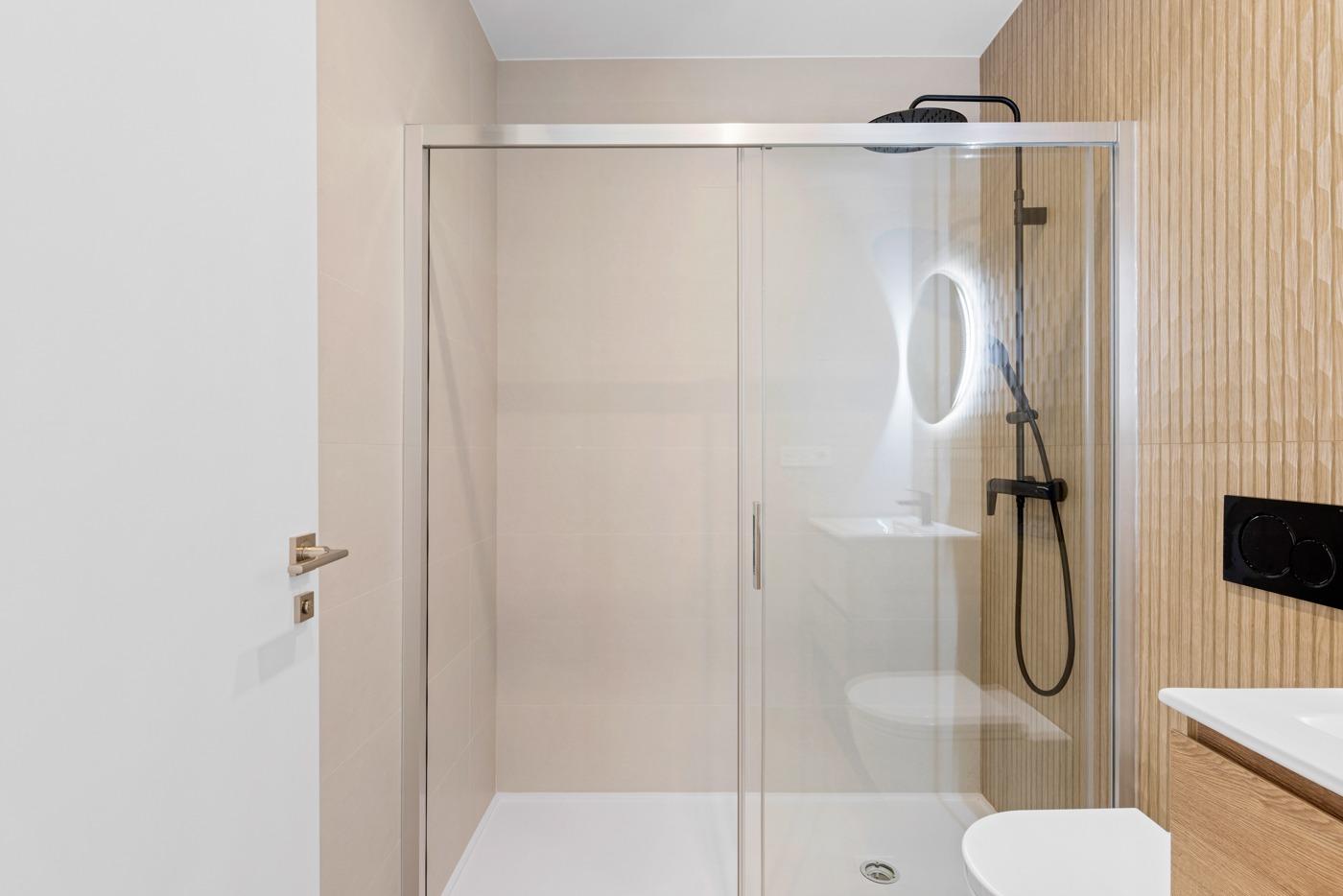 Modern bathroom with walk-in shower in a new build 2 bedroom ground floor apartment in Benijofar.