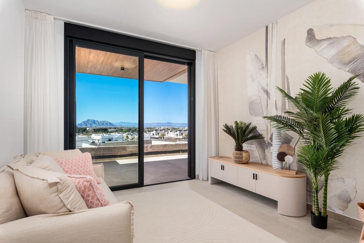 NEW-BUILD-BUILD-RESIDENTIAL-COMPLEX-IN-BENIJOFAR-5 Bright living room with sliding glass doors to terrace and mountain views in a 4 bedroom ground floor apartment in Benijofar.