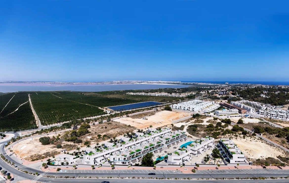 NEW-BUILD-RESIDENCIAL-IN-LOS-BALCONES-TORREVIEJA-11 Aerial view of new top floor apartment complex with solarium and pool in Los Balcones, Torrevieja near the sea.