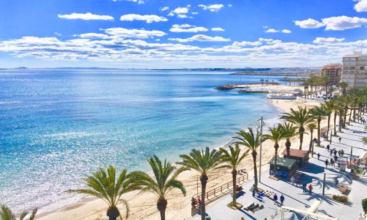 NEW-BUILD-RESIDENCIAL-IN-LOS-BALCONES-TORREVIEJA-15 Sea view from solarium terrace of top floor apartment for sale in Los Balcones, Torrevieja, overlooking beach and promenade.