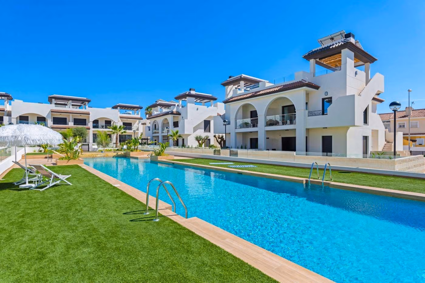 NEW-BUILD-RESIDENTIAL-COMPLEX-IN-ROJALES-7 Licht nieuwbouwpenthouse met solarium te koop in Rojales