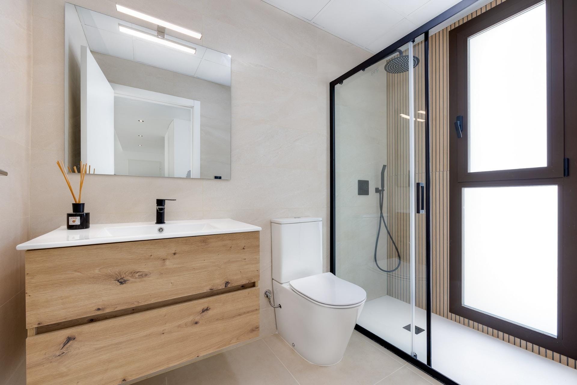 Nieuwbouwvilla met 3 slaapkamers, privézwembad, kelder en solarium te koop in Los Alcázares, Murcia