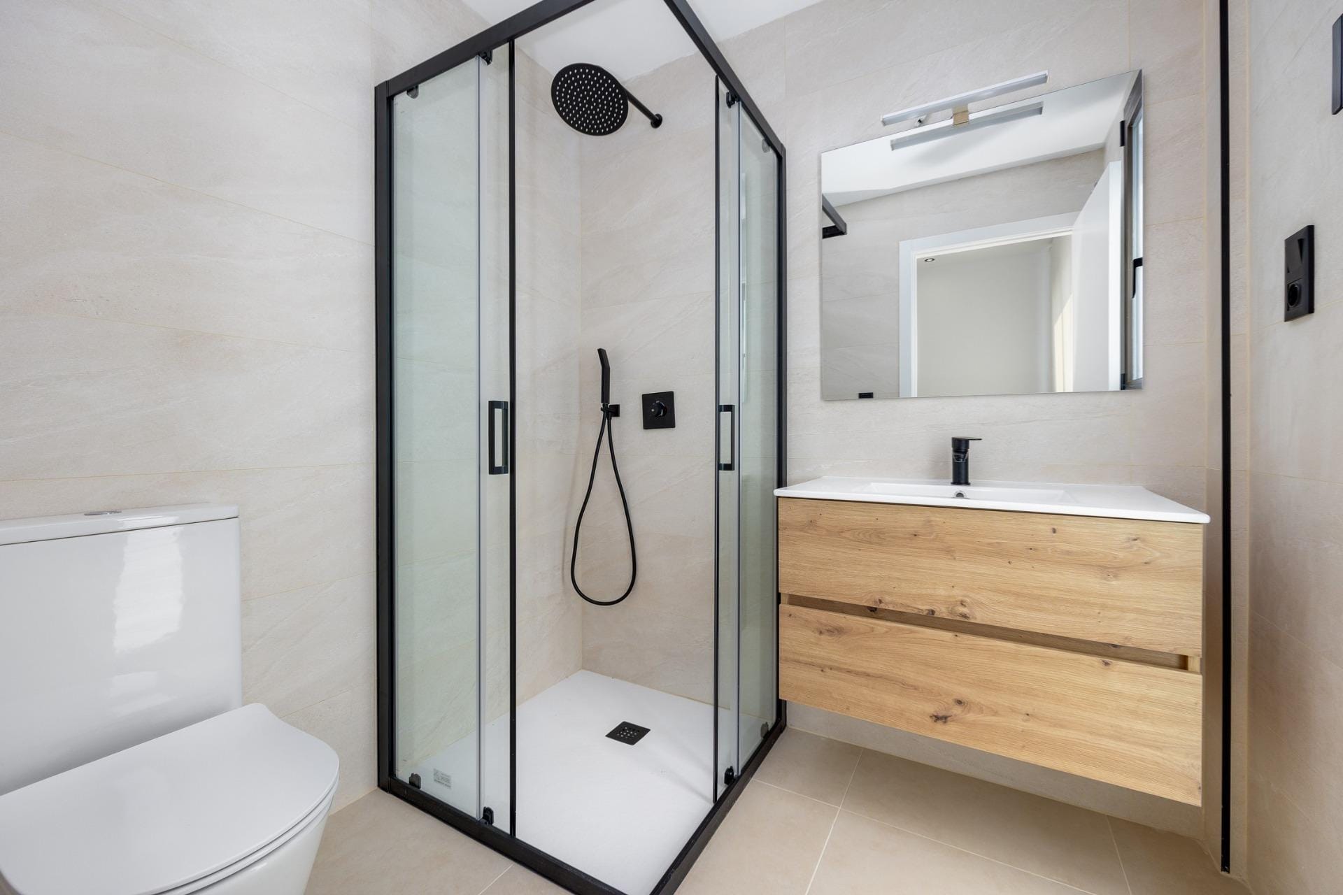 Nieuwbouwvilla met 3 slaapkamers, privézwembad, kelder en solarium te koop in Los Alcázares, Murcia