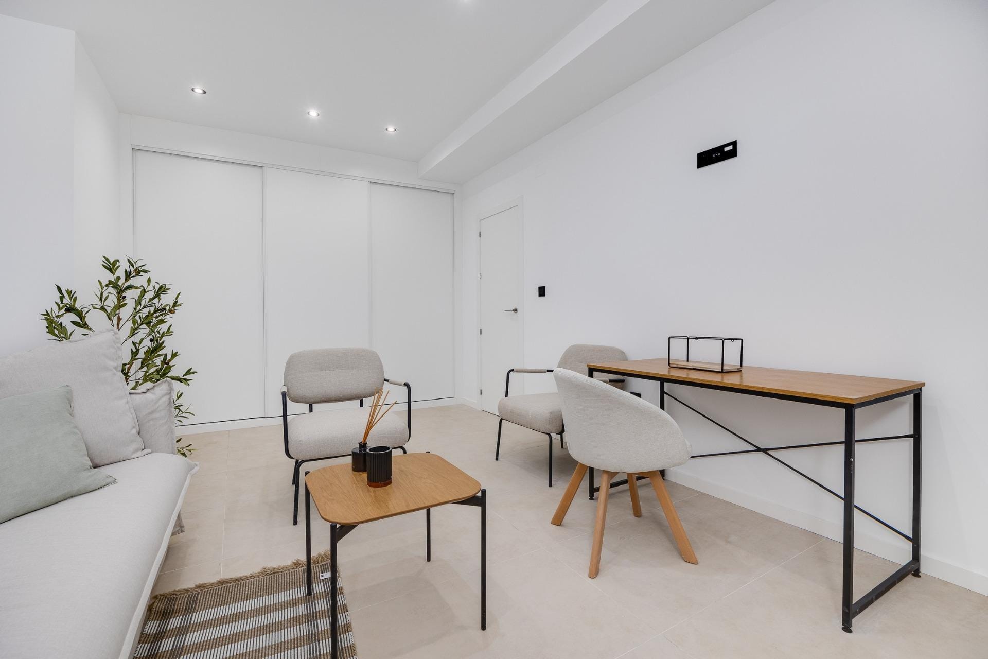 Nieuwbouwvilla met 3 slaapkamers, privézwembad, kelder en solarium te koop in Los Alcázares, Murcia