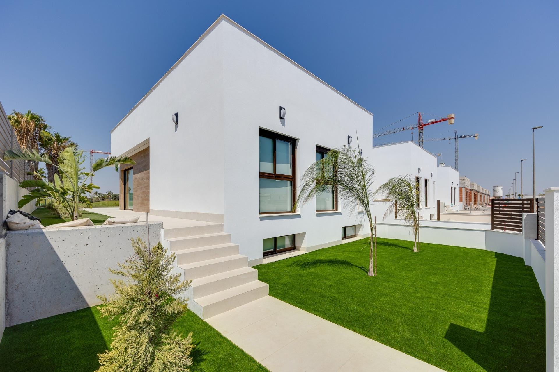 Nieuwbouwvilla met 3 slaapkamers, privézwembad, kelder en solarium te koop in Los Alcázares, Murcia