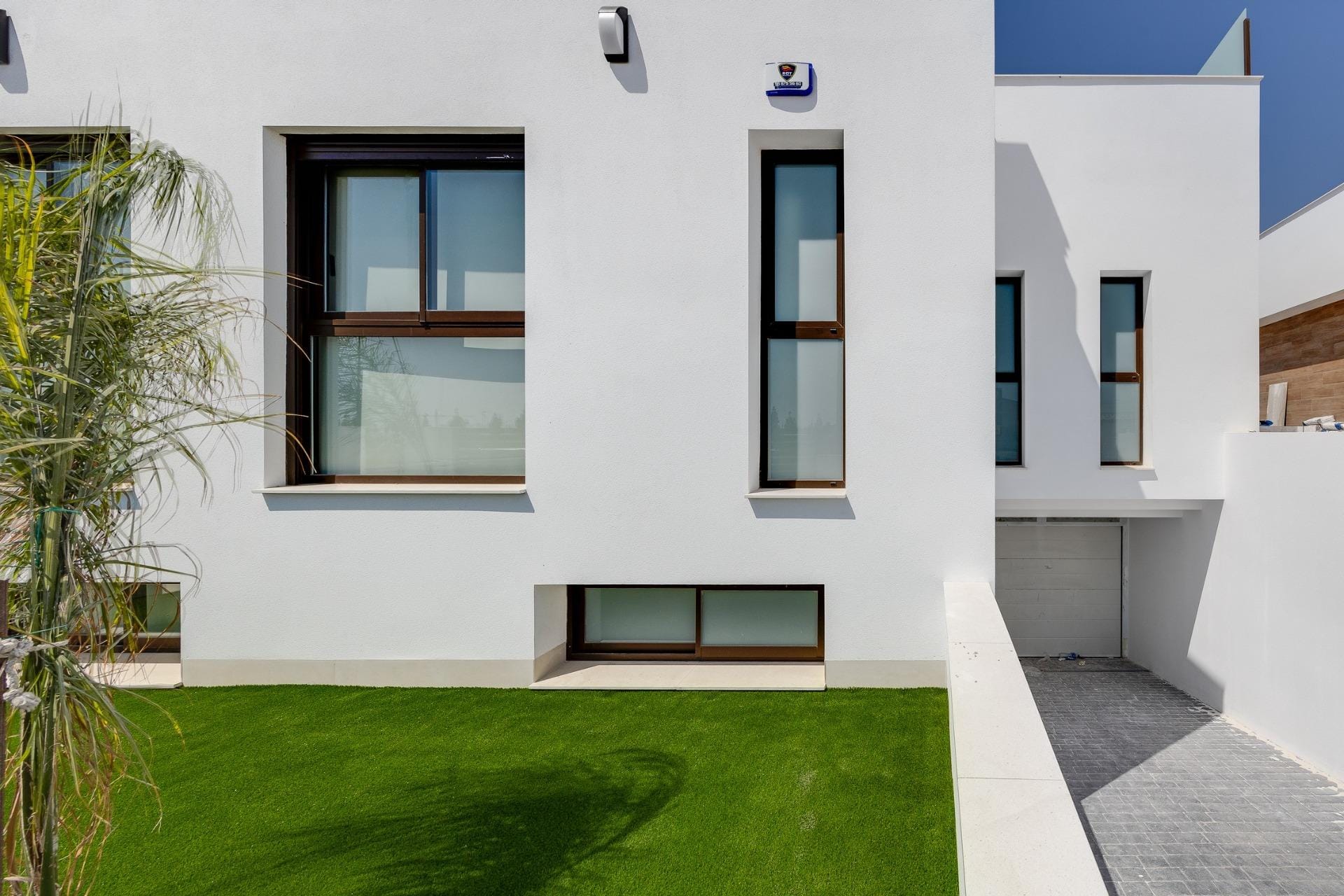 Nieuwbouwvilla met 3 slaapkamers, privézwembad, kelder en solarium te koop in Los Alcázares, Murcia