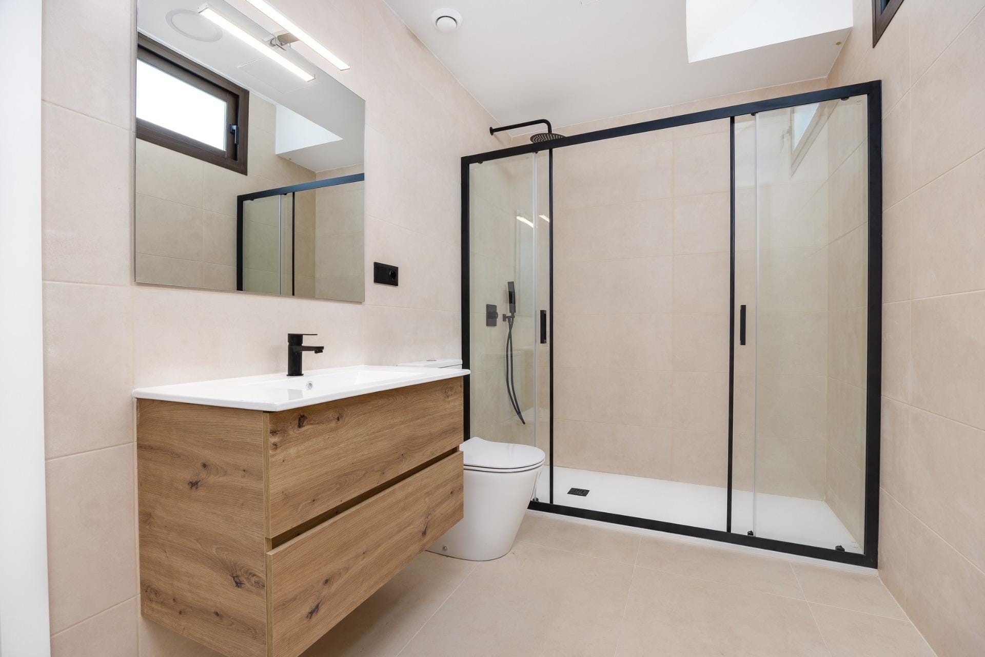 Nieuwbouwvilla met 3 slaapkamers, privézwembad, kelder en solarium te koop in Los Alcázares, Murcia