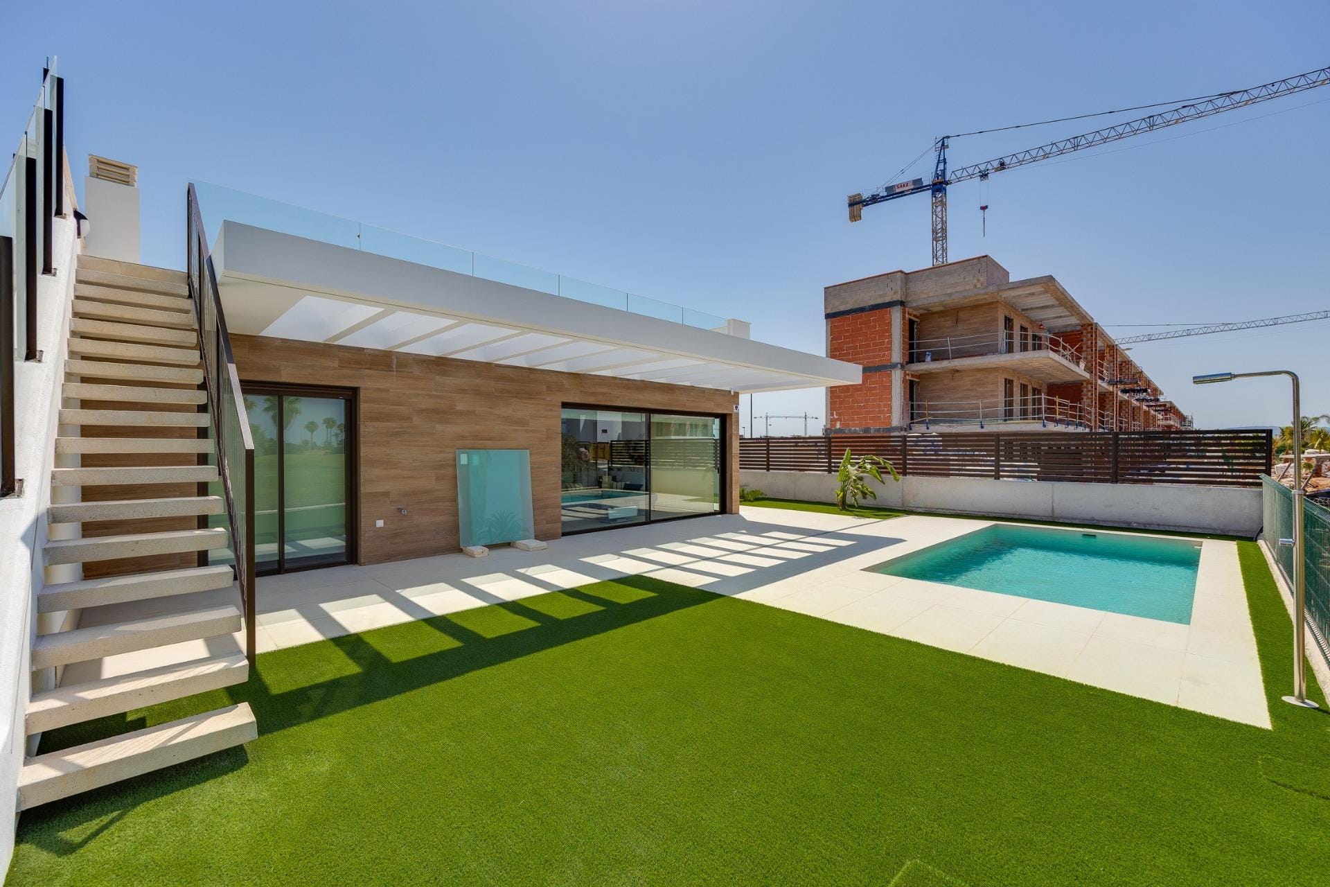 Nieuwbouwvilla met 3 slaapkamers, privézwembad, kelder en solarium te koop in Los Alcázares, Murcia