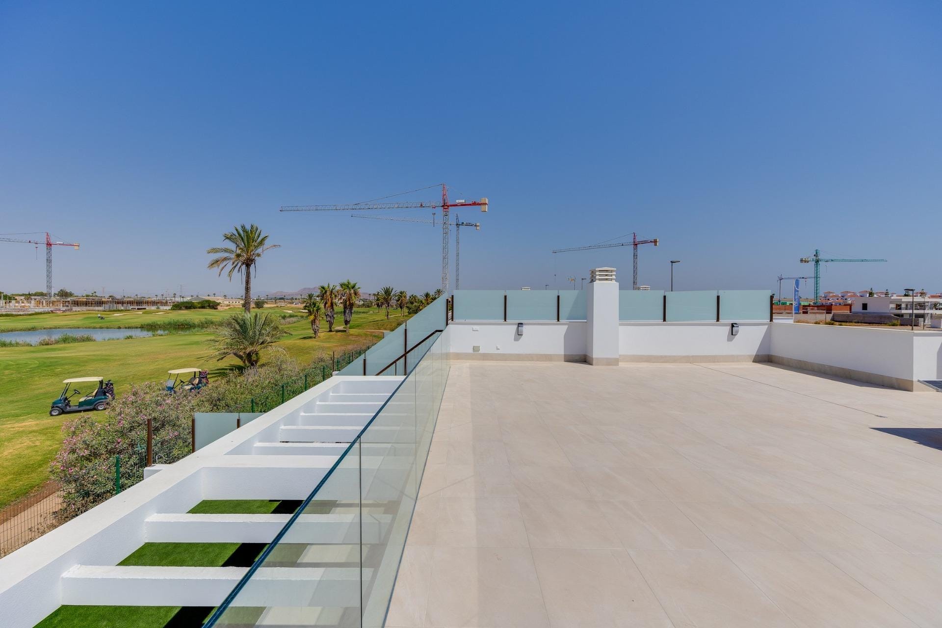 Nieuwbouwvilla met 3 slaapkamers, privézwembad, kelder en solarium te koop in Los Alcázares, Murcia