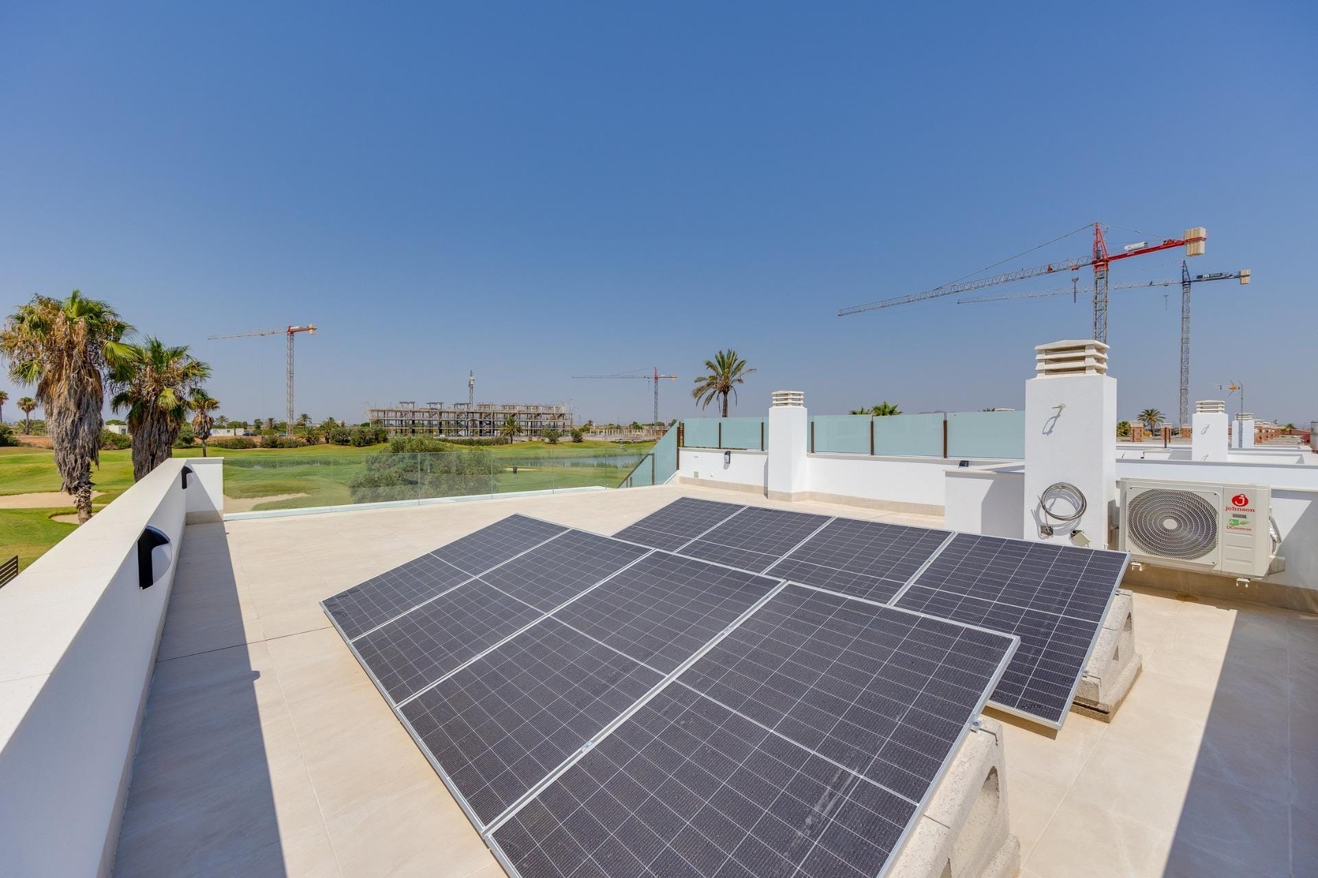 Nieuwbouwvilla met 3 slaapkamers, privézwembad, kelder en solarium te koop in Los Alcázares, Murcia