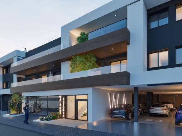Extérieur moderne d’un immeuble d’appartements neufs de 2 chambres avec parking à Benijofar, Alicante, au crépuscule.