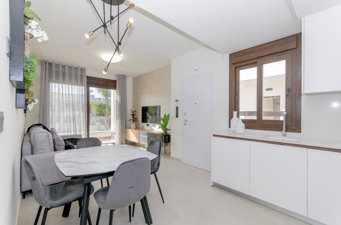 Fully Equipped 2 bedroom Penthouse Apartment with Solarium and Salt Lake Views in Los Balcones, Torrevieja
