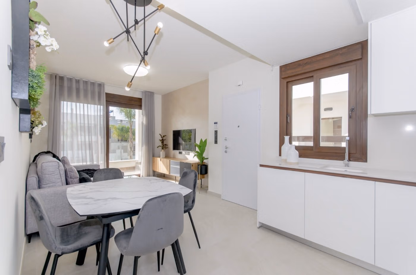 NEW-BUILD-RESIDENTIAL-OF-BUNGALOW-APARTMENTS-IN-LOS-BALCONES-TORREVIEJA-8 Полностью оборудованный пентхаус с 2 спальнями, солярием и видами на солёное озеро в Los Balcones, Torrevieja