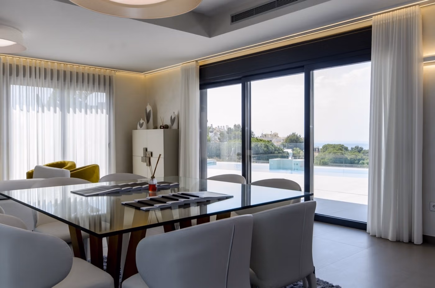 Elegante villa de obra nueva con piscina privada en venta a 250 m de la playa en Campoamor