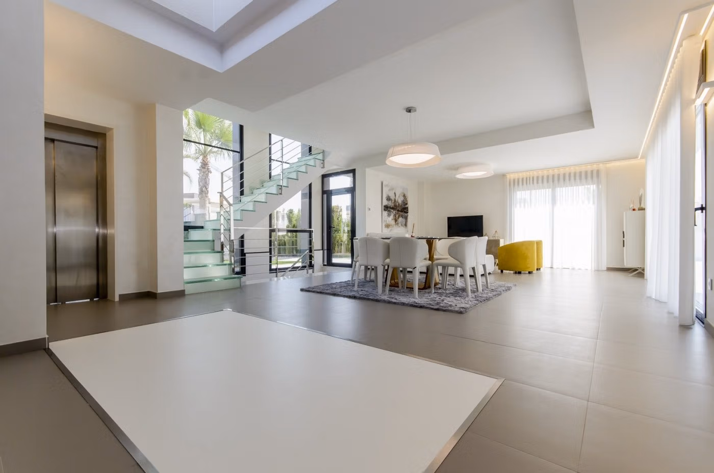 Elegante villa de obra nueva con piscina privada en venta a 250 m de la playa en Campoamor