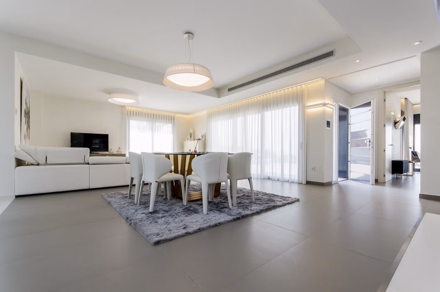 Elegante villa de obra nueva con piscina privada en venta a 250 m de la playa en Campoamor