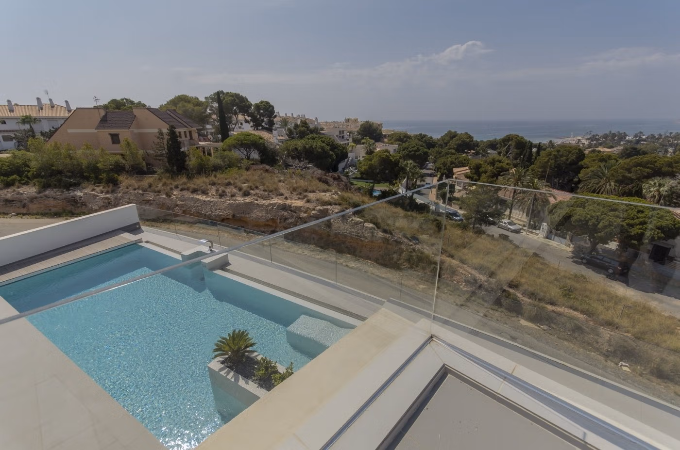 Elegante villa de obra nueva con piscina privada en venta a 250 m de la playa en Campoamor