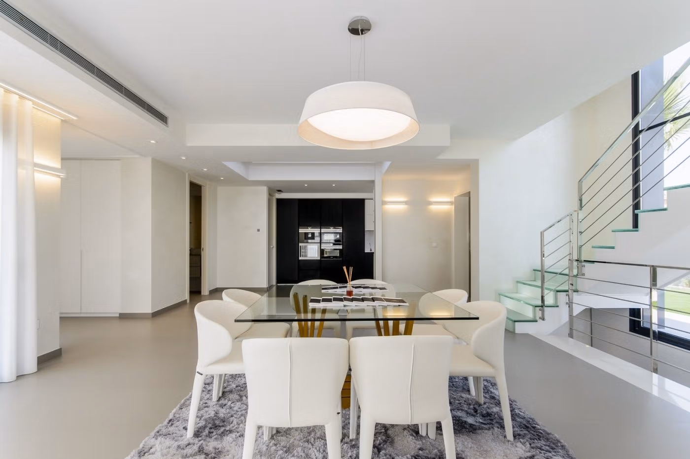 Elegante villa de obra nueva con piscina privada en venta a 250 m de la playa en Campoamor