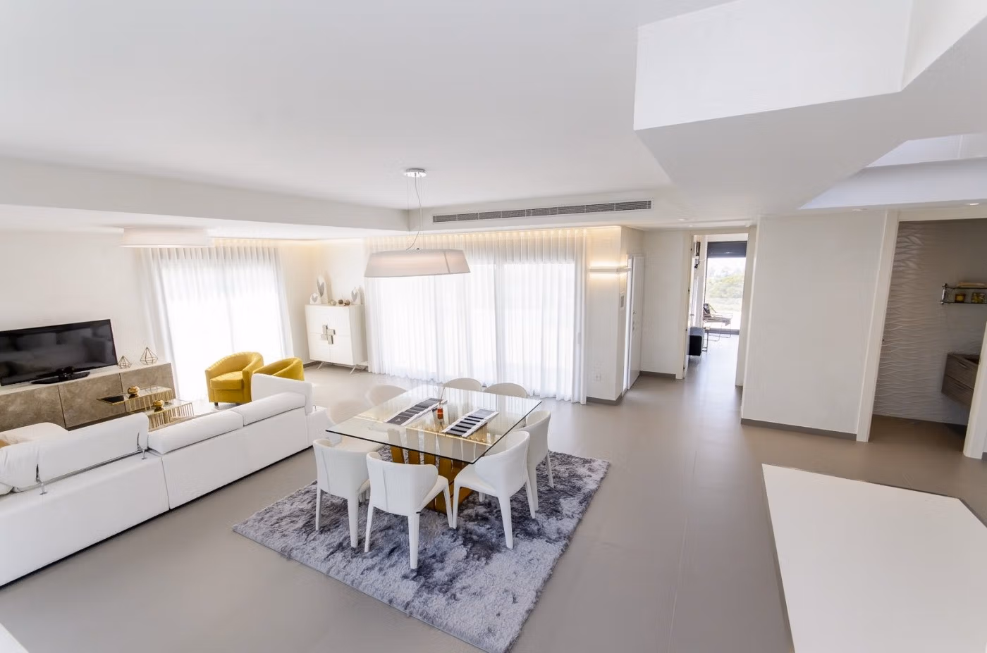 Elegante villa de obra nueva con piscina privada en venta a 250 m de la playa en Campoamor