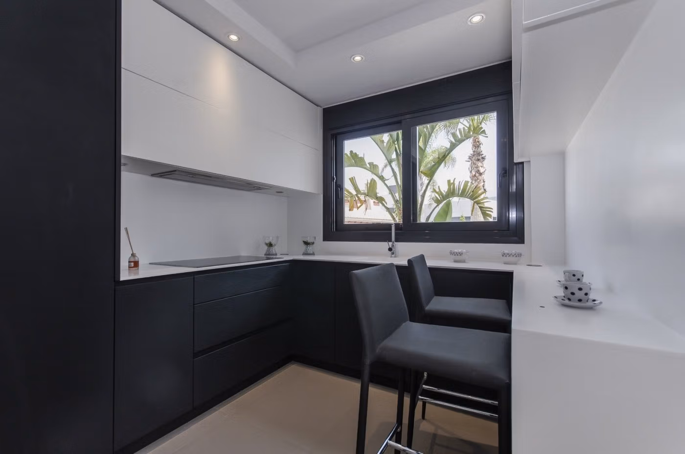 Elegante villa de obra nueva con piscina privada en venta a 250 m de la playa en Campoamor