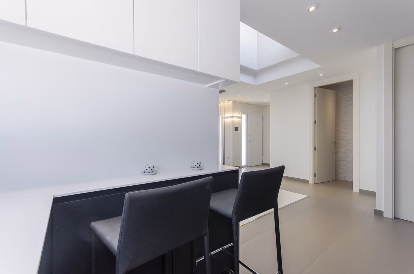 Elegante villa de obra nueva con piscina privada en venta a 250 m de la playa en Campoamor
