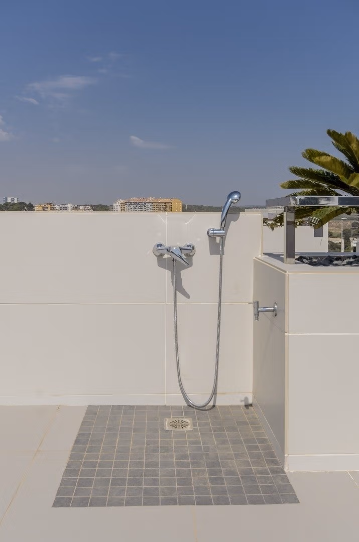 Elegante villa de obra nueva con piscina privada en venta a 250 m de la playa en Campoamor