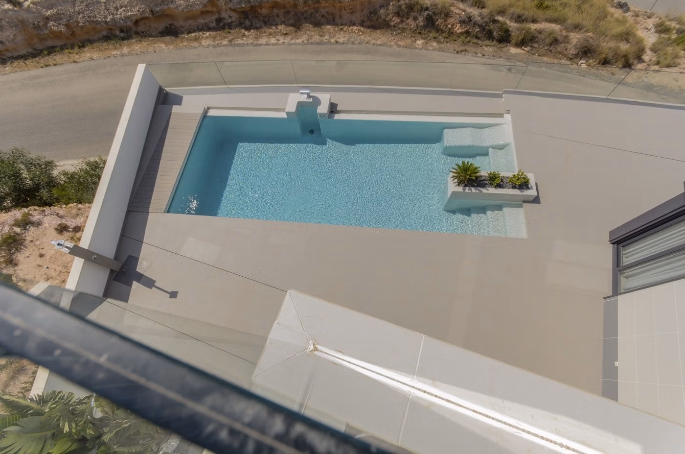 Elegante villa de obra nueva con piscina privada en venta a 250 m de la playa en Campoamor