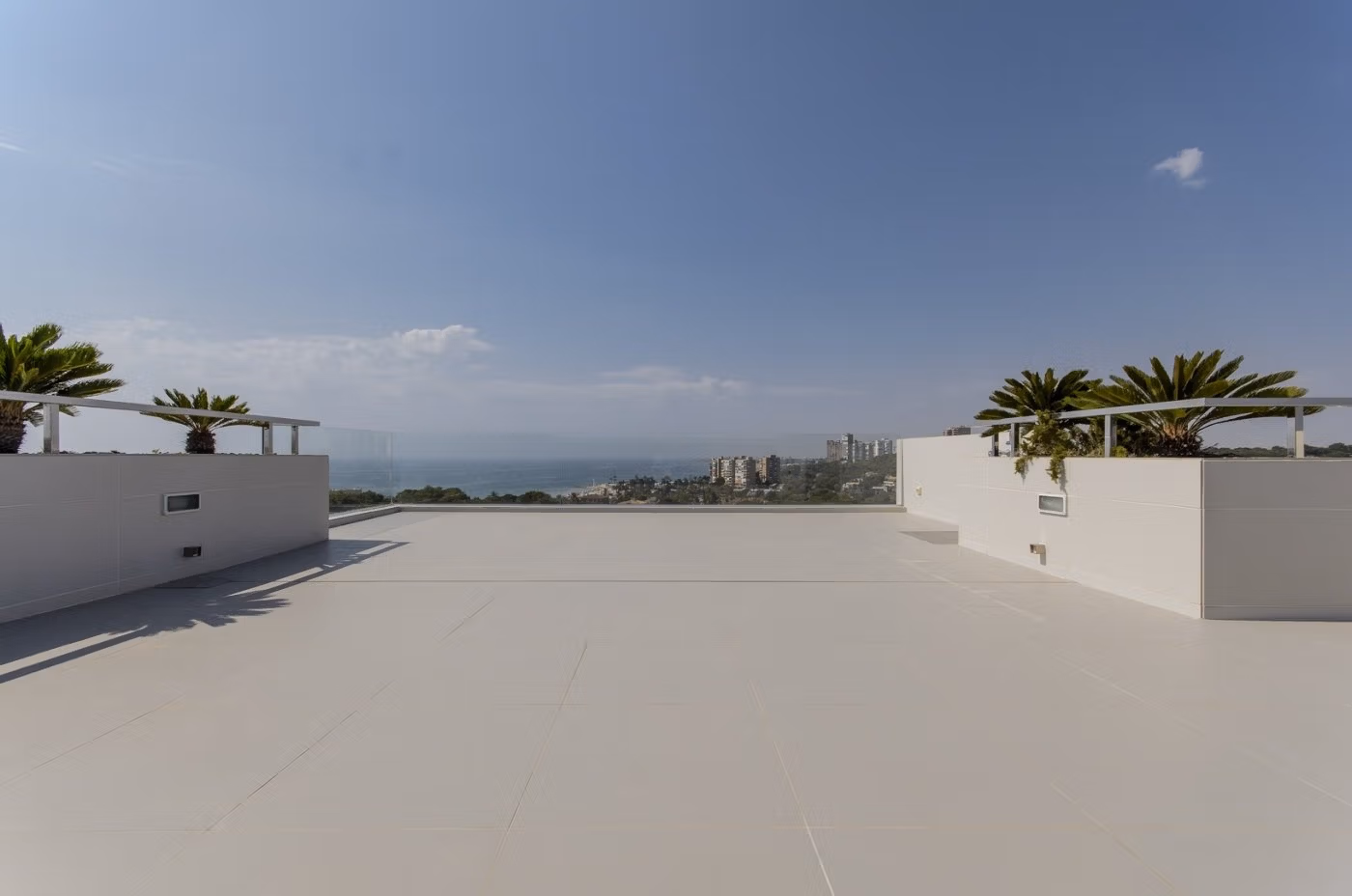 Elegante villa de obra nueva con piscina privada en venta a 250 m de la playa en Campoamor