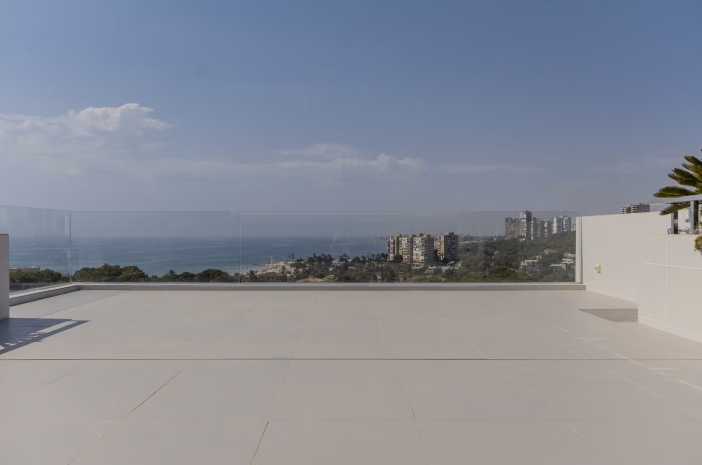 Elegante villa de obra nueva con piscina privada en venta a 250 m de la playa en Campoamor