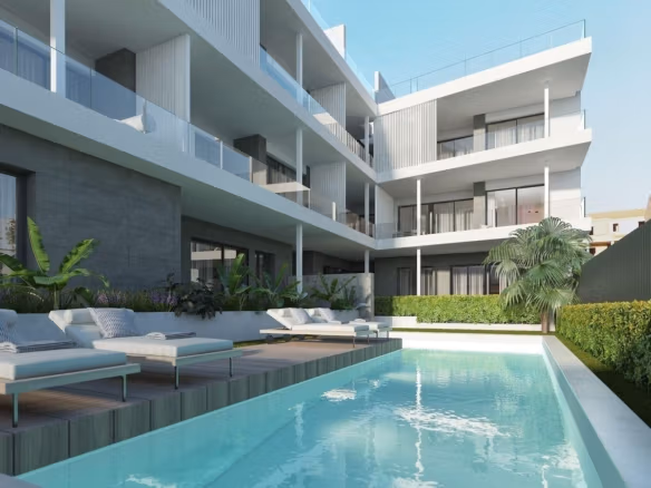 Piscina exterior comunitaria con tumbonas en un moderno edificio de apartamentos en planta baja en Benijófar.