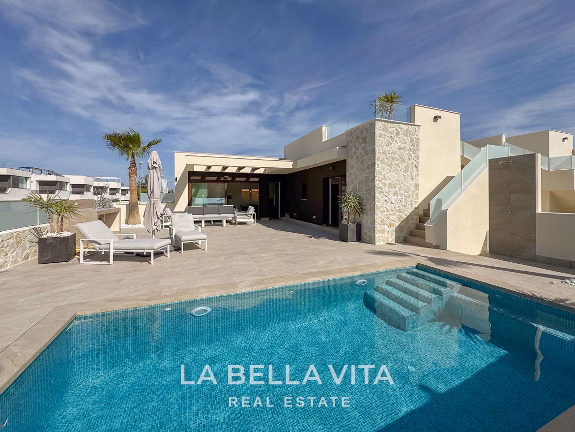 Zonovergoten elegante gelijkvloerse villa met privézwembad en ruim terras in Benijófar, Costa Blanca.