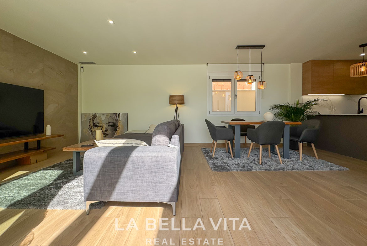 Bright and spacious open-plan living and dining area with modern furnishings in elegant single-storey villa, Benijófar, Costa Blanca.