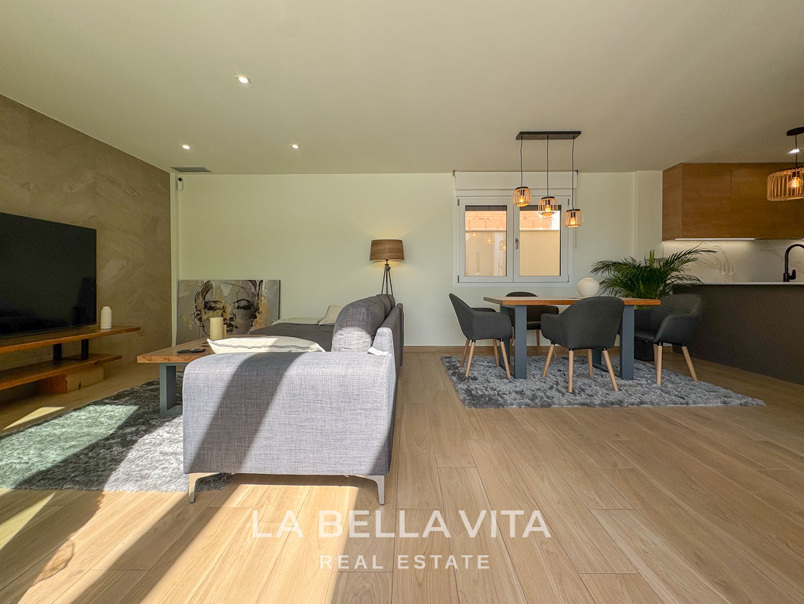 Bright and spacious open-plan living and dining area with modern furnishings in elegant single-storey villa, Benijófar, Costa Blanca.