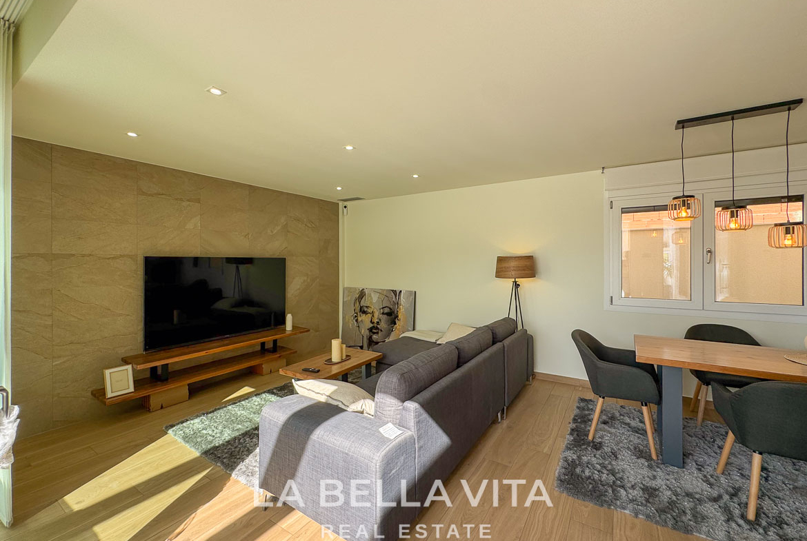 Bright and modern living and dining area in elegant single-storey villa in Benijófar with natural light and stylish finishes