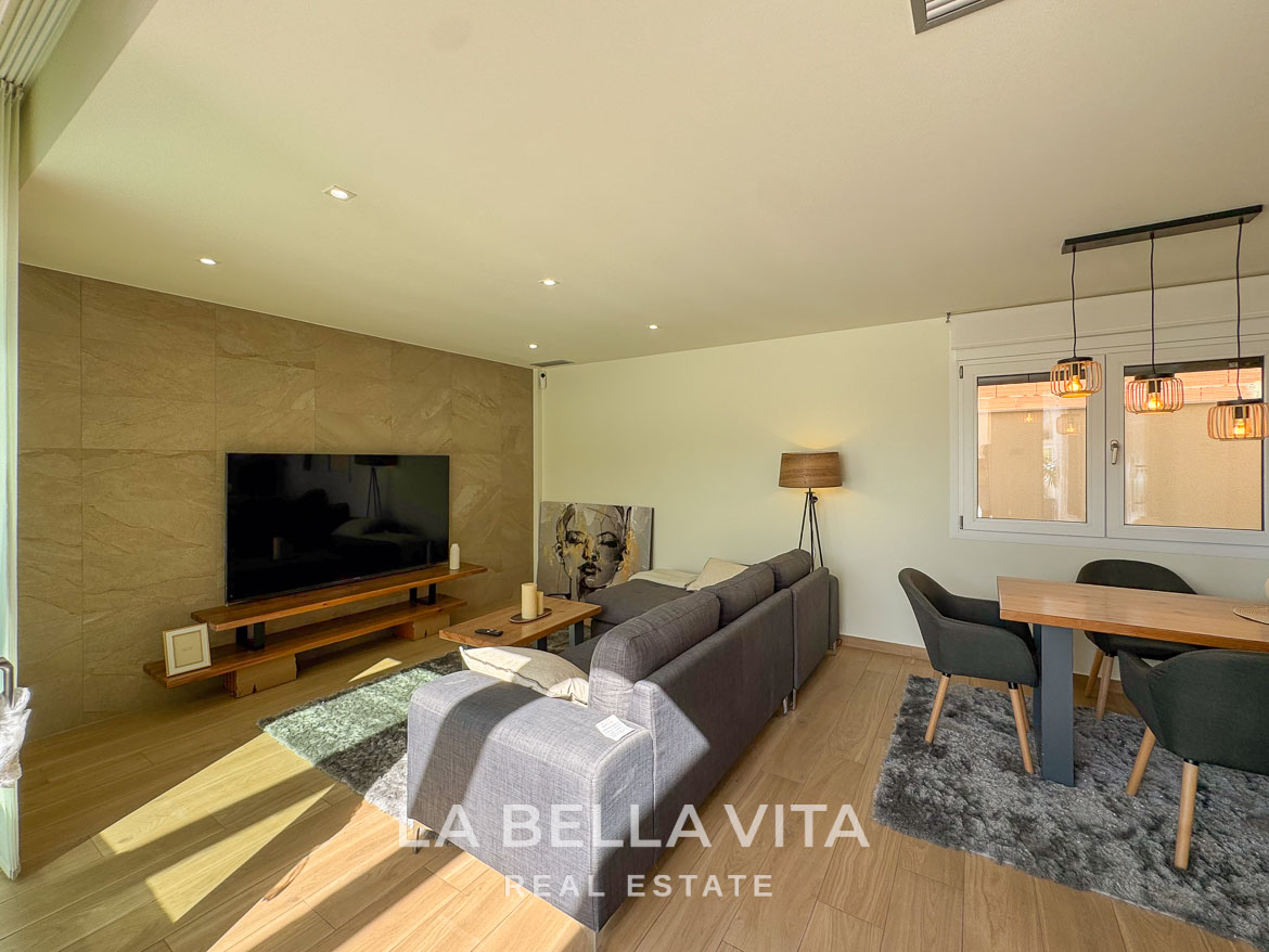 Bright and modern living and dining area in elegant single-storey villa in Benijófar with natural light and stylish finishes