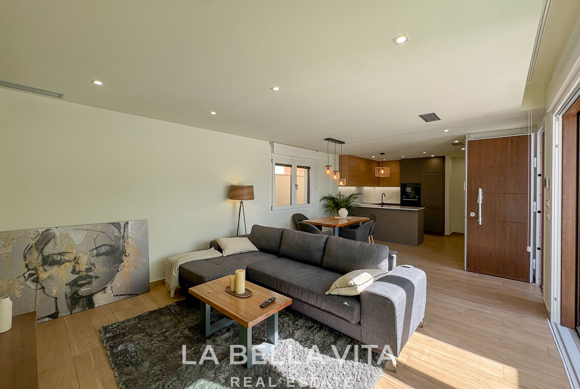 Bright open-plan living room and kitchen with modern décor in elegant single-storey villa in Benijófar, Costa Blanca.