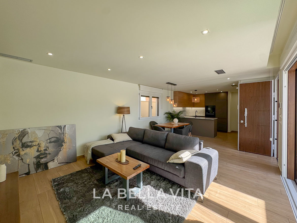 Bright open-plan living room and kitchen with modern décor in elegant single-storey villa in Benijófar, Costa Blanca.