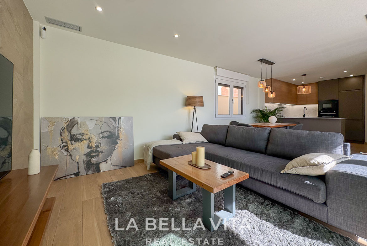 Bright, modern living room with elegant gray sofa and wooden accents in a new single-storey villa in Benijófar, Costa Blanca.