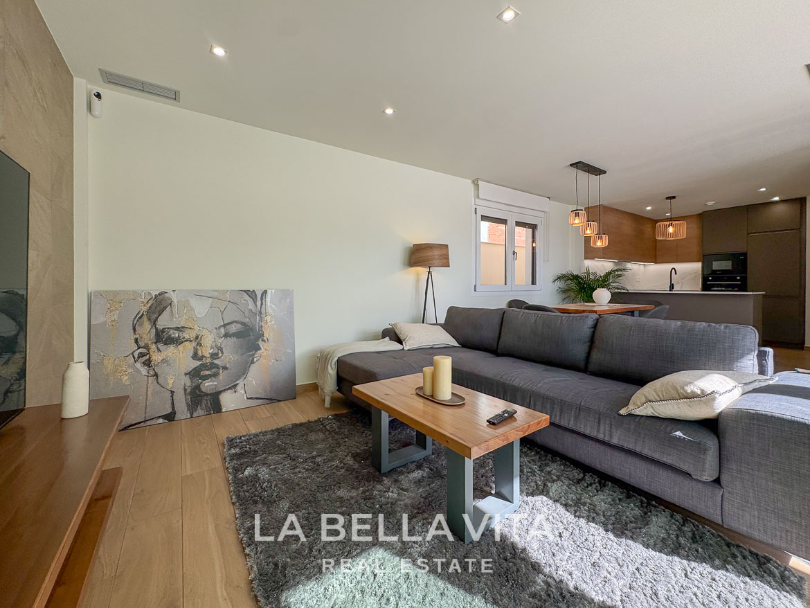 Bright, modern living room with elegant gray sofa and wooden accents in a new single-storey villa in Benijófar, Costa Blanca.