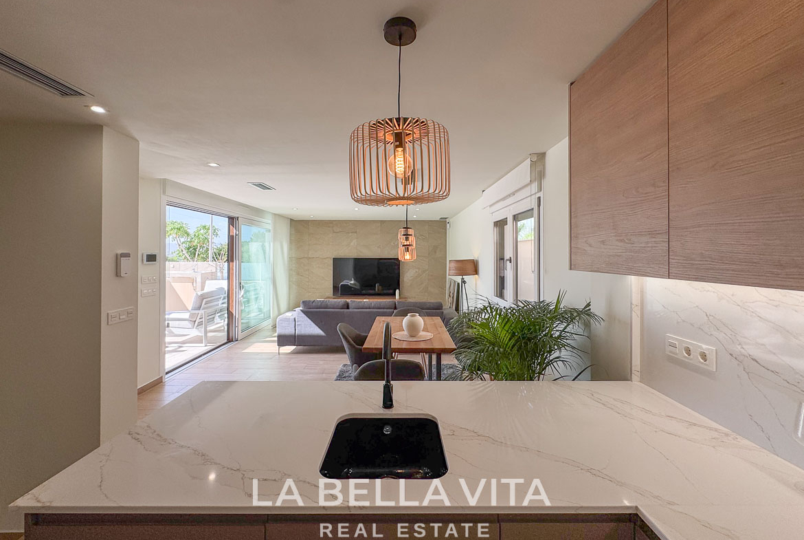 Bright open-plan kitchen and living area with modern fixtures in elegant single-storey villa in Benijófar, Costa Blanca