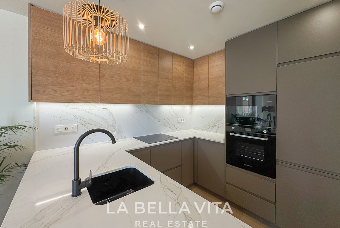 Modern sleek kitchen with marble countertops and elegant cabinetry in a new Benijófar villa.