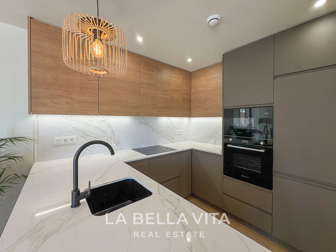 Modern sleek kitchen with marble countertops and elegant cabinetry in a new Benijófar villa.